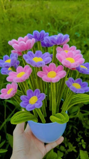 28K views · 552 reactions | Bunga goyang pink & ungu memang manis sekali  Tutorial nya ada di akhir vidio..!!? #tutorialbungagoyang #alitacraft #bungaviral #trending #viral #homedecor #diy #handmade #crafting #diycrafts #craftfair #handmadegoods #fbpro #fyp #jangkauanglobal #sorotanpublik #kawatbulu #pipeclener #costumorder #fblifestyle | Evi Legazy | Facebook