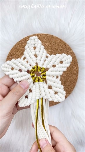 🌟Christmas star tutorial for beginners 🌟 Learn how to do it witn me. Cut the following: - 2 white cords, each 2.2m (2.4yd) long - 2 white cords, each 2m (2.2yd) long - 1 white cord, 1.8m (2yd) long - 1 metallic cord, 1m (1.1yd) long Please comment ⭐️ if you like the video!!! 🌟If you are a total beginner and this video is too fast for you, you can download PDF tutorial with step-by-step instructions and knot guide through my website on my bio👆🏻 🌟Metallic cords and all supplies are available