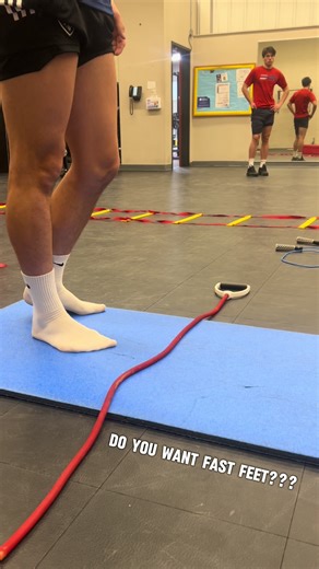 Fast feet exercise for footballers⚽️ . . . #fastfeet #plyo #plyometricstraining #lateralmovement #fastfeetdrill