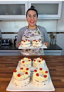 6 Mini Tortas Selva Negra con 1 Bizcochuelo