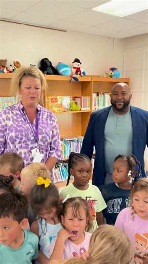 In honor of Principals Month, we’re spotlighting Mrs. Little, Principal of Colbert Elementary, from our Bronco Buzz feature during the first week of school! 🎥🌟 Her dedication and leadership inspire our students, staff, and families every single day. Please help us celebrate her! Drop a 💜 or share a kind word in the comments to show your appreciation for Mrs. Little! 💐 #DaytonISD #BroncoPRIDE #BroncoBuzz #NationalPrincipalsMonth En honor al Mes de los Directores, hoy reconocemos a la Sra. Lit