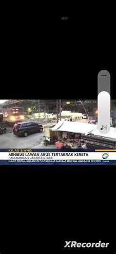 Tren choca con camioneta electrónica en Bogor,Java Occidental,Indonesia