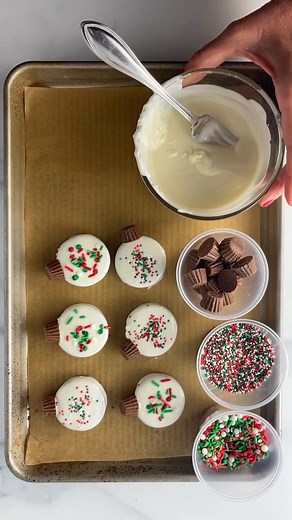 Easy alert!! 👍 Chocolate covered Oreo ornaments! So cute, right?🎄Comment LINK and I’ll send you the full recipe! 👍 https://www.momlovesbaking.com/oreo-cookie-christmas-ornaments/ #Christmas #ChristmasTree #Homemade #Tutorial #HowTo #Treats #ChristmasCountdown #Holiday #HolidayDecor #HolidayDessert #HolidayCountdown #Chocolate #Holiday #oreoornaments | Mom Loves Baking
