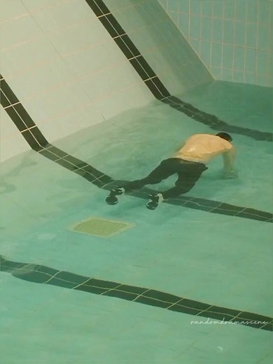 who's laughing now? 😆 #throughmywindow #throughmywindowacrossthesea #throughmywindowlookingatyou #atravesdemiventana #atravesdelmar #juliopeña #claragalle #areshidalgo #artemishidalgo #claudia #spanishmovie #netflixmovie #fypシ゚viral #foru #viraltiktok #rndmdrmscn