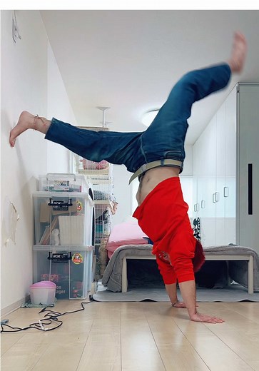 海外で流行ってる？笑 無理やて！！！！！！！ #handstandtrend #bodycontrol #acrobatics #fyp #handstand #upsidedown #flexibility #trends