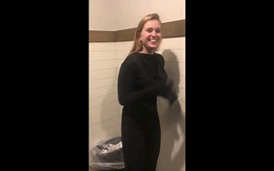 女生穿上morphsuit吓唬室友