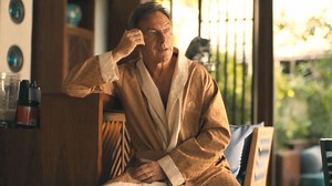 ‘The White Lotus’ Star Jason Isaacs Calls Out “Double Standard For Men” After Gayle King Asks About Prosthetic Penis Debate