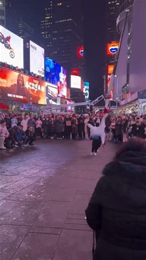 Street Performer Attempts Big Jump… Bad Idea 😭😱