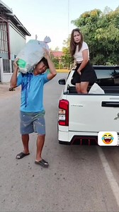 Come on, let me help you! #FunnyVideos #HilariousClips #fyp #reels #viral #funny | HandyHandy