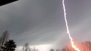 Bedrohliche Bilder: Dieser Blitzeinschlag hätte böse enden können
