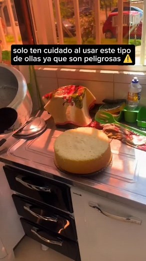 🎂 Bizcocho Esponjoso en Olla a Presión (sin horno) Ingredientes: 6 huevos (separar claras y yemas) 1/3 de taza de azúcar blanca 1/2 taza de harina de trigo 1/2 taza de maicena (fécula de maíz) Jugo de 1 limón o naranja Esencia de vainilla (o sabor de tu preferencia) 1 cucharadita de polvo de hornear (Royal) 1 cucharada de mantequilla (para engrasar la olla) --- 🧁 Preparación: 1. Batir claras a punto de nieve: Separa las claras de las yemas. Bate las claras hasta que estén firmes como merengue.