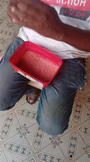 Showing how to thread inn beads | Evansie Joe