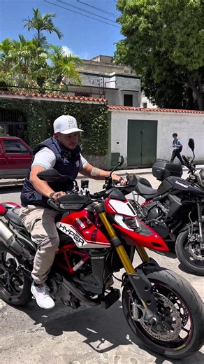 Si estás buscando una verdadera joya para rodar, esta máquina es para ti. Te presentamos esta espectacular Ducati Hypermotard Versión SP, una moto que combina potencia, estilo y un rendimiento brutal. Echa un vistazo a sus especificaciones principales: 🌟 Versión SP con Full Suspensión para un control total. 🔊 Escape Termignoni Original (el sonido que tu experiencia merece). 🛣️ Solo tiene 7,844 km de recorrido. 👤 Único dueño (¡impecable y lista para rodar!). ¿Qué estás esperando para hacerla 