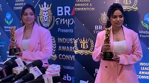 Manisha Rani Reaction on Abhishek Malhan about Their New Song || Industry Leaders Awards | Varinder Chawla