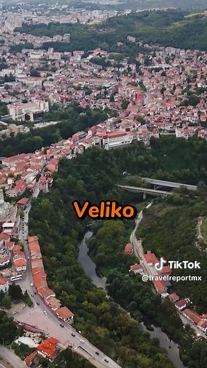 Itinerario de 7 días por Bulgaria. 🌎 Día 1: Llegamos al Aeropuerto de Sofía ✈️. Exploramos el centro de la ciudad: la impresionante Catedral Alexander Nevski 🏛️, la histórica Iglesia de Boyana ⛪ y el majestuoso Teatro Nacional Ivan Vazov 🎭. 🏛️ Día 2: Visitamos el Museo Nacional de Historia 📜 y paseamos por el Parque Borisova Gradina 🌳. 🏰 Día 3: Nos trasladamos hacia Plovdiv 🚍. Conocemos el Teatro Romano 🎭 y el encantador barrio histórico de Kapana 🏘️. 🏰 Día 4: Vamos a Veliko Tarnovo �