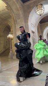 58K views · 1.8K reactions | Marc Jacobs made his return to the fashion scene with a collection that embodies the essence of American fashion, between a dystopian world and flashy colors. © Vogue Magazine | Vogue France | Facebook