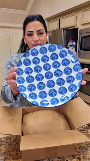 Chane Rodriguez on Instagram: "Y para este frío un caldo caliente no puede faltar!!! Diganme algo de esta hemosura de platos, es algo diferente pero elegante. 💙🩶 . . Link 🔗 de los platos en mi Bio Get 15% OFF Code: RODRIGUEZ15 (( Amazon apply) #caldos #ajiaco #comidacasera #arroz #parati"