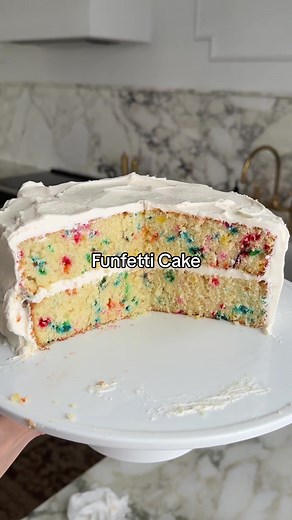 feeling like a mid-week pick-me-up? funfetti cake. finished that thing from your to-do list? funfetti cake. celebrating summer finally being here? funfetti cake. i mean really, i’ll take any excuse to make this light, fluffy, delicious cake with a little rainbow in each bite. recipe in bio! #funfetticake #cakerecipe #easybaking