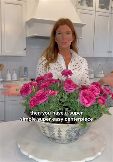 It’s super easy, super simple, spring centerpiece season 💗 #interiordiy #centerpiece #diy #floraldesign