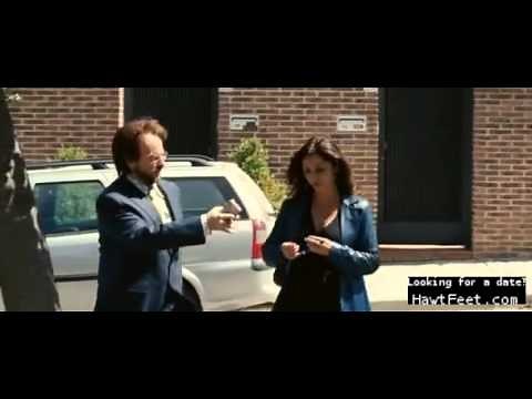 Woman knees reporter in the groin (Welcome Home / Bienvenido A Casa)