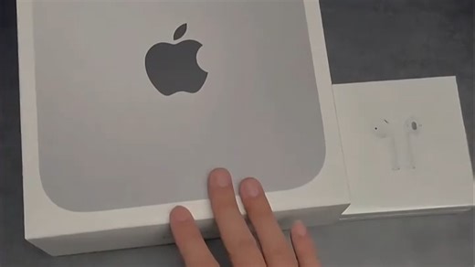 Apple_苹果AI电脑性能强劲，日常办公与创意设计都游刃有余，运行流畅不卡顿，是我高效创作的好帮手。