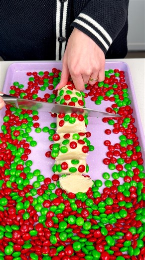 160K views · 550 reactions | Easy Christmas treat #christmas #food #recipe This video was produced by Network Media, LLC and Elaine Carol's kitchen | Home Hacks & Easy Snacks | Facebook