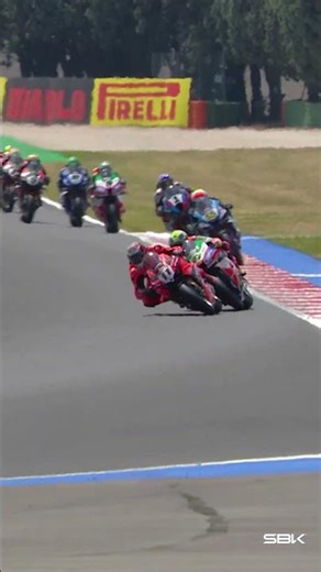 Bulega 🆚 Bassani for the lead of Race 1 🤺 | 2025 #EmiliaRomagnaWorldSBK 🇮🇹