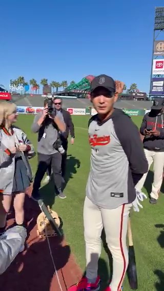 이정후 w/ #NMIXX... 이정후가 자켓을 엔믹스 멤버들에게 선물했습니다. 엔믹스도 이정후에게 소정의 선물을 전달했습니다...