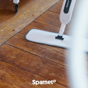 Var lika fiffig som Christina Schollin och använd Spraymoppen! Rengöringsmopp med inbyggt spraysystem och vätskebehållare som gör det enkelt att städa dina golv. Mikrofiberduk ingår. Du rengör enkelt alla hårda golvytor som t.ex. parkett, klinker och linoleum. | Sparnet