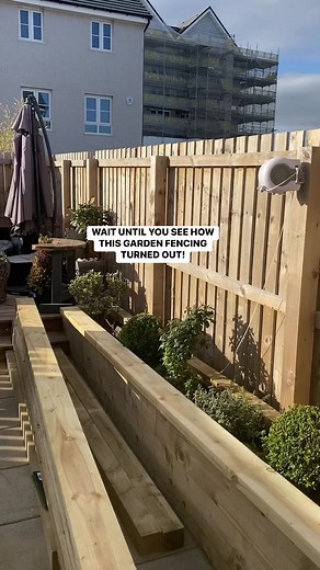 GARDEN FENCING DIY - SLAT FENCE #gardenproject #gardendiy #diytutorial #gardenfence #horizontalfence #cedarfencing | Casa Lawson