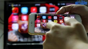 即插即用，放大你的娛樂視野👀 玩手遊、追劇、看電影、分享照片 手機平板輕鬆轉接大螢幕 支援IOS Andriod系統，再送訊號增強器🎁 年假前快準備>>https://goo.gl/X1C6mO | 瘋狂賣客 Crazymike