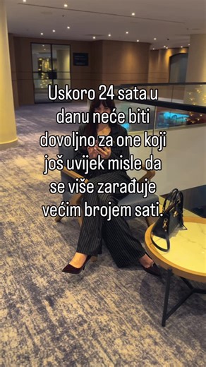 Martina Renka - Fit & Business Lady💎🌞🌱 on Instagram: "Raditi više sati ne znači živjeti bolje. Znači samo skuplje plaćati vlastiti umor. Jer mijenjati životno vrijeme za novac zna svatko. To je najjeftiniji model zarade koji postoji. Pravi luksuz je kada: – ne prodaješ svaki sat – ne trčiš između dva posla – ne živiš vikendima – ne oporavljaš se od vlastitog života Većina ljudi ne želi biti rob posla. Ali svejedno završe u sustavu: 👉 kuća – posao – posao – kuća 👉 s minimalnim prostorom za o