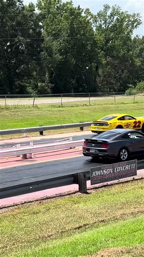 6 speed 5.0 vs v6 mustang, who won? #mustang#dragrace#racing#mustanggt#fastcars#sportscar#ford#chevy