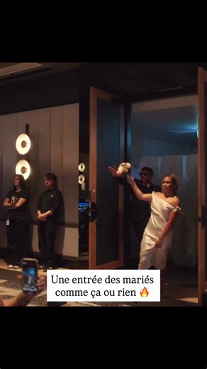 🎵💍✨ Choisir la bonne musique pour son entrée des mariés : celle qui vous ressemble vraiment ! ✨ Votre entrée, c’est le moment où tout commence — la première note, la première émotion, la première ovation 💛 Et pour que la magie opère, il faut que la musique reflète votre personnalité et l’ambiance que vous voulez créer. 👉 Quelques idées selon votre style : 🎤 Romantiques dans l’âme ? Une chanson douce, un slow ou une version acoustique pour faire fondre la salle. 🎸 Team énergie ? Choisissez 