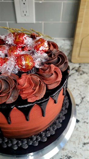 7.3K views · 82 reactions | Piping a Triple Shell border. #quickandeasy #elegant #cakedecorating #cakeart #cakedesign #mamasofana | Mama Sofana's Buttercream Dreams | Facebook