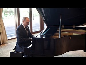 Vladimir Poutine se met au piano et le résultat est... surprenant