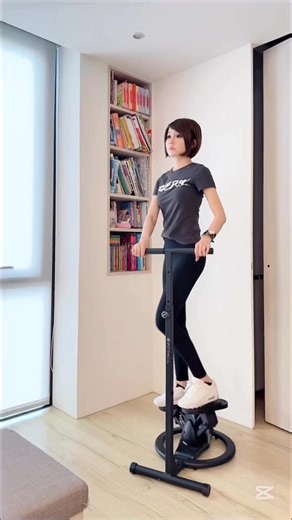 小空間就可以燃燒卡路里 #FitWell360度扭轉踏步機 #明天要收單了! ✬ https://baibailee.com/fitwell2025/ 市面上有許多跑步機 但大部分都又大又占位子 FitWell360度扭轉踏步機剛好滿足了我在家運動的需求 只需要 50×65cm 的小空間(大約一張椅子的寬度) 就能在家運動到汗流浹背 超適合小宅、租屋族、親子家庭 市面多數踏步機僅有上下踩踏的功能 FitWell 則設計成 360度立體扭轉 我本來還想說這設計到底厲害在哪!? 結果搭配握桿使用時，真的有差 運動時不用擔心跌倒，穩定性更好 握桿高度可調整 150-185cm 各個年齡層都能安心使用 踏步加上扭轉，可以同時運動到臀腿、腰部線條 運動起來超有感!!! 腳踏採用液壓緩衝系統 跟一般踏步機不一樣 踩踏時會回彈更穩定 不會因為用力踩就突然下陷 而且是無電力設計 踩踏幾乎沒有聲音 不管早晨或晚上使用 都不怕吵到家人 我原本以為這踏步會像散步一樣輕鬆 結果只要稍微加快速度，大概1分鐘就開始覺得累 還會流汗！ 我自己很不容易流汗 所以這點讓我超驚喜!!!!! 用了一陣子下來 明顯感覺腿部線