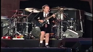 AC-DC - "Hells Bells" "Hells Bells" (Campanas del infierno) es la primera canción del álbum Back In Black (1980) de AC/DC, primer disco tras la muerte de Bon Scott, y primer disco en el cual Brian Johnson es el cantante. La canción comienza con cuatro campanadas, y luego la introducción tocada por Angus Young en la guitarra principal. Paulatinamente empiezan a aparecer Malcolm Young, con una segunda guitarra, el bajo de Cliff Williams y la batería de Phil Rudd. La introducción de esta canción in