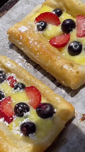 8.7K views · 195 reactions | Berry Custard Pastries𢡄縷 1 large rectangular puff pastry sheet (13 oz, 375 gr) 2 cups (475 ml) milk 1/2 cup (100 gr) sugar 1/3 cup (50 gr) corn starch 4 large egg yolks 1 teaspoon vanilla extract blueberries and raspberries, for the top almond slices powdered sugar 1 tablespoon milk or 1 egg yolk Recipe curated by cookwithmanuela on pinterest for directions ❤️ #puffpastry #puffpastryrecipes #strawberries #blueberries | Jas Robertson | Facebook