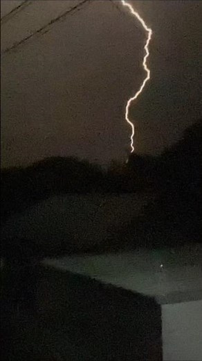 雷が落ちる瞬間を捉えた映像