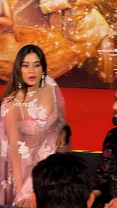 2M views · 17K reactions | oopsie! bro misjudged how deep the seat unfolded. but hey, all is well as she powers on, looking pretty while at it‍♀️ scenes at a santacruz joint as the gang pops out for a trailer launch event janhvi kapoor | Voompla | Facebook