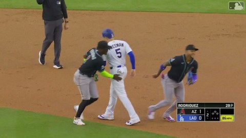 Ketel Marte, Freddie Freeman end inning with a hug