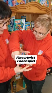 Wusstest du, dass Fingertwist eines der ältesten Spiele der Welt ist? 🧶 Egal ob „Hexenleiter“ oder „Eiffelturm“ – von Europa bis Asien haben wir alle als Kinder versucht, die Finger nicht zu verknoten. Es ist die ultimative Mischung aus Nostalgie und purer Fingerfertigkeit, die man überall versteht. ✨ Hand aufs Herz: Wer von euch beherrscht die Griffe heute noch blind? ✋💕 In welchem Land spielst du das Spiel?🍀 Schreibs in die Kommentare 👇🏼 Did you know that finger twirling is one of the old