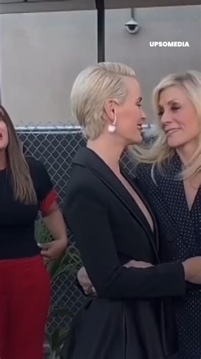 Sarah Paulson was spotted having an intimate moment with an actress, never thinking about her girlfriend. She tried to hide it but Judith Light’s eyes said it all. | Upbeat