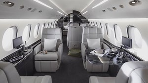 Vídeo: Dassault Aviation Da un paseo por el Falcon 8X. El avión insignia de Dassault presenta nuestra cabina más larga y cómoda. Con espacio suficiente para una entrada grande que se puede utilizar para un salón personal, una espaciosa cabina de popa y una ducha opcional. Desde refinamientos elegantes hasta conectividad de vanguardia y la elección de cabina más amplia de la industria, el 8X es todo lo que desea en un jet y más. | AirComment | Facebook