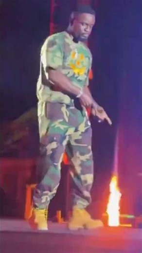 Sarkodie with some amazing Azonto dance moves at the BYK concert