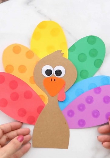 Need a simple and fun Thanksgiving activity? 🦃✨ This colorful turkey craft is perfect for kids of all ages—great for classrooms or pre-dinner fun at home! 🎨✂️ It’s all about color recognition, hand-eye coordination, and building skills like cutting and gluing. Bonus: it’s as silly as it is educational! 🤩🦃 #thanksgivingcrafts #thanksgivingfun #kidscrafts #turkeycraft #craftingwithkids #thanksgivingactivities #holidaycrafts #preschoolactivities #elementarycrafts #handeyecoordination #cutandpas