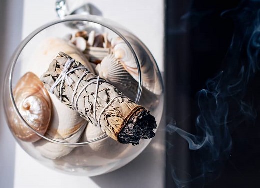 8 Negative Effects of Smudging and Hot to Avoid Them
