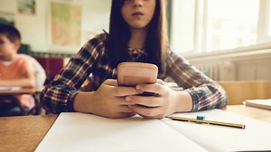 Pasadena ISD prohíbe uso de celulares y dispositivos durante el horario escolar