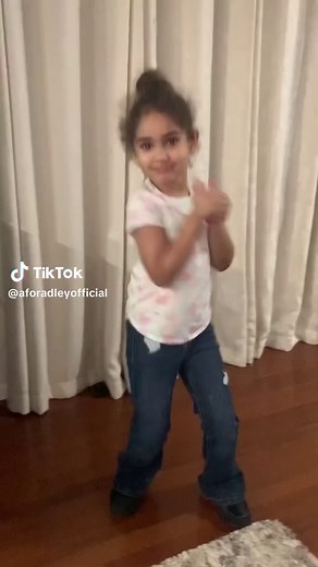 soooo many TURKEY FRiENDS out there!! 🦃 💃 #turkeydance #adley #aforadley #bestdayever #aforadleyclips #shonduras #turkey #turkeys #dance